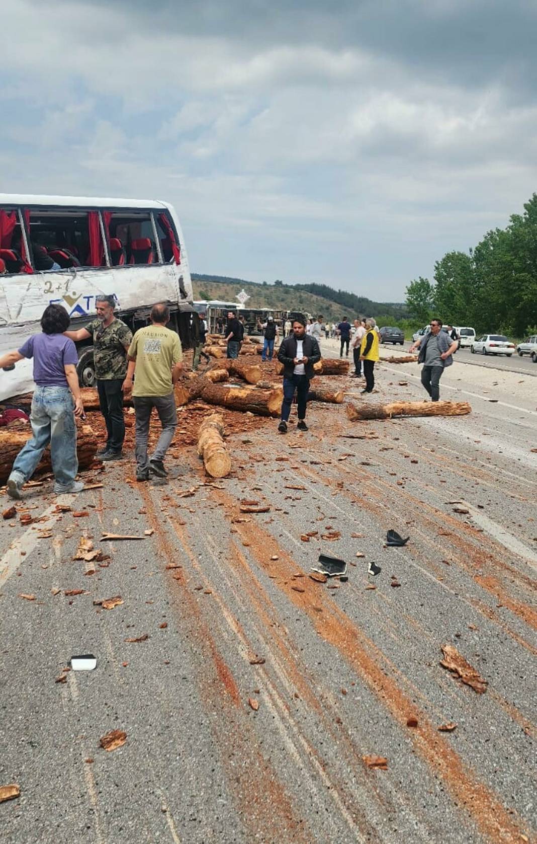Biri yolcu otobüsü 3 araç kaza yaptı! 8 ölü, çok sayıda yaralı var 8